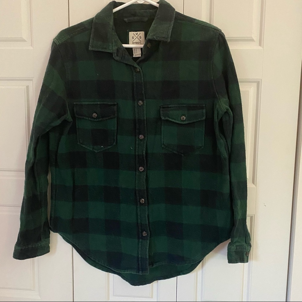 3/15$✨Green plaid button up